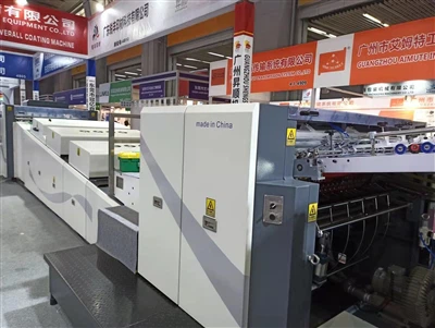 เครื่องเคลือบเงา UV Spot แสดงที่การพิมพ์ทางตอนใต้ของประเทศจีน